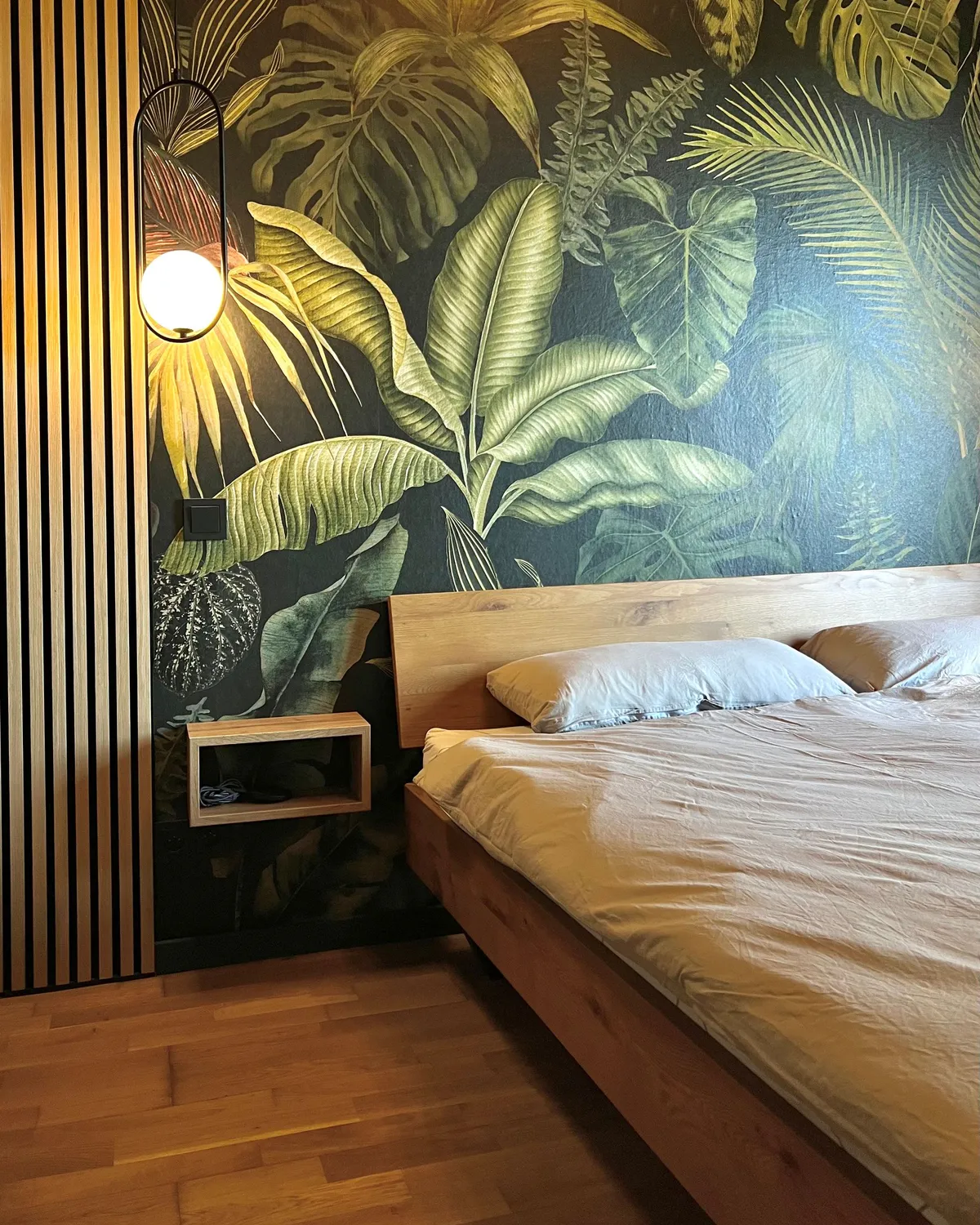 Schlafzimmer des Studios mit Kingsize-Bett, Akustikpaneelen und Kleiderschrankregal — Bild 1