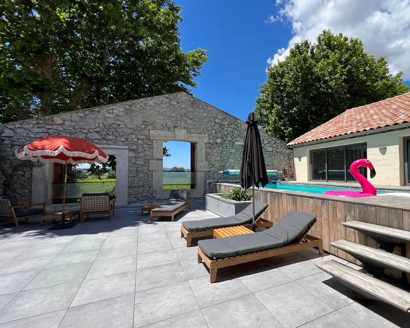 Die Pool-Terrasse von Salty Dayz in Narbonne