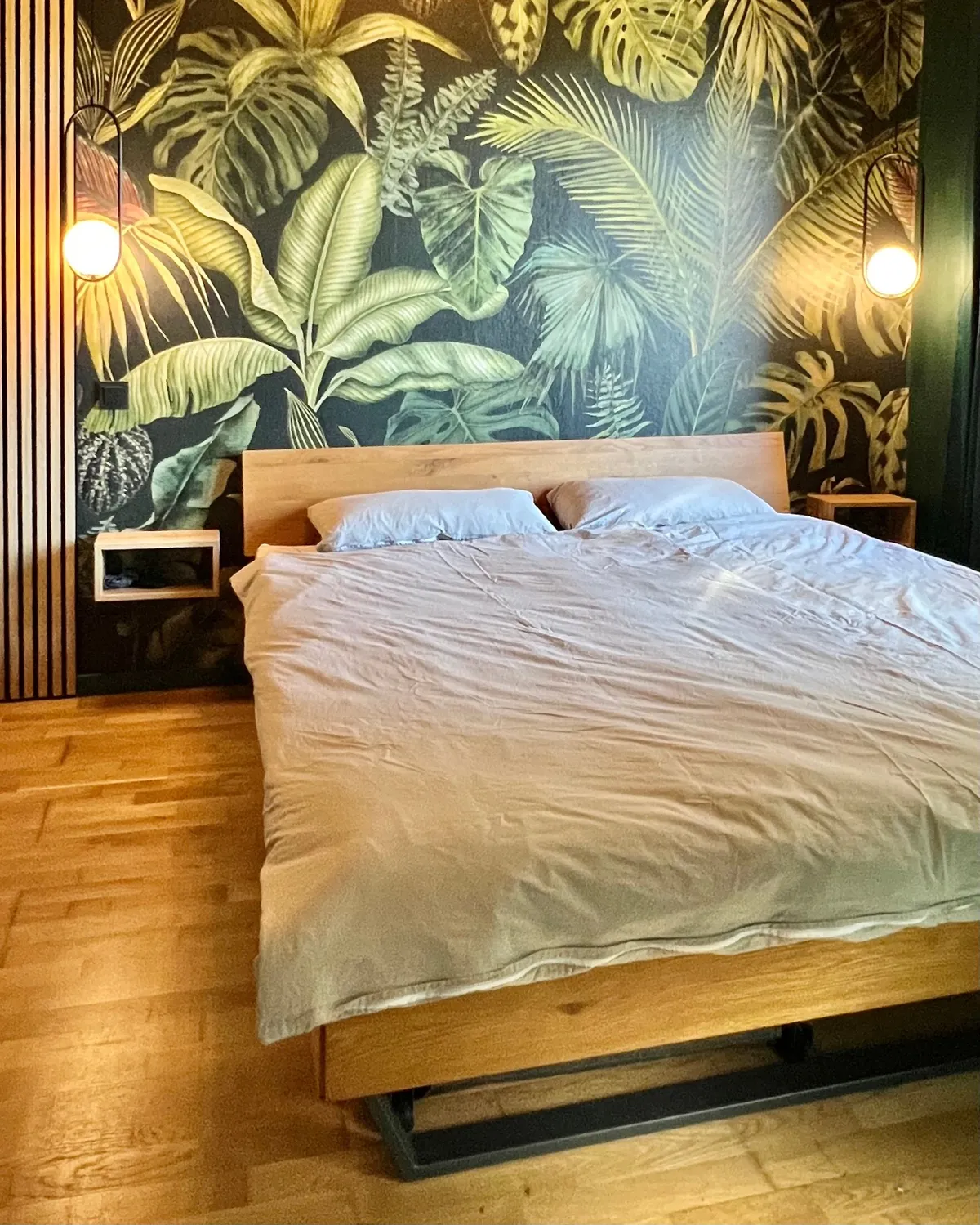 Schlafzimmer des Studios mit Kingsize-Bett, Akustikpaneelen und Kleiderschrankregal — Bild 2