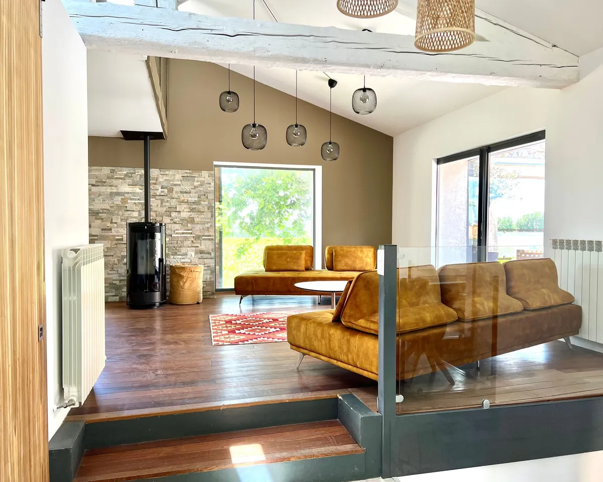 Wohnbereich des Penthouse mit Wohnzimmer, Galerie, Küche und Esszimmer — Bild 1