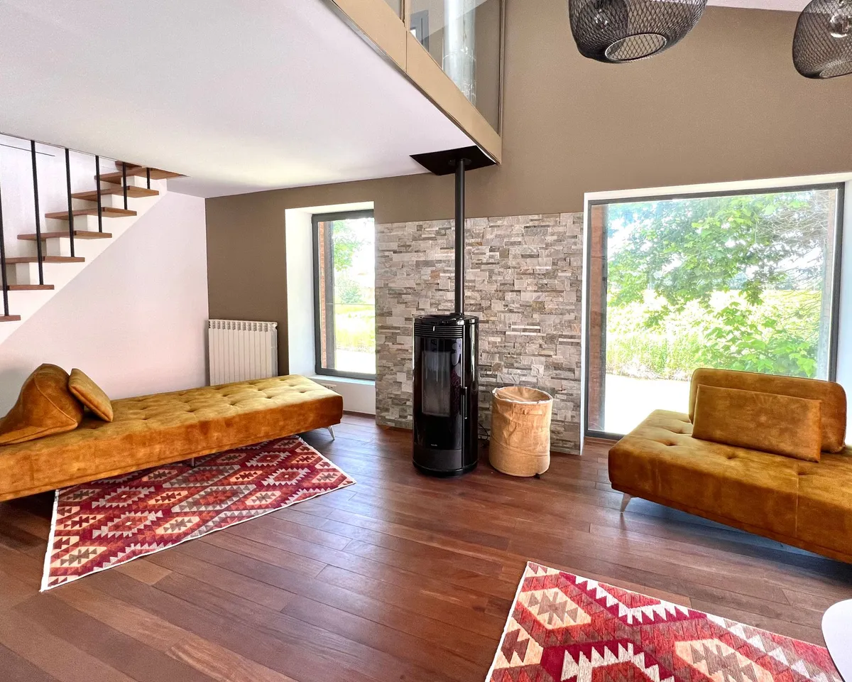 Wohnbereich des Penthouse mit Wohnzimmer, Galerie, Küche und Esszimmer — Bild 2