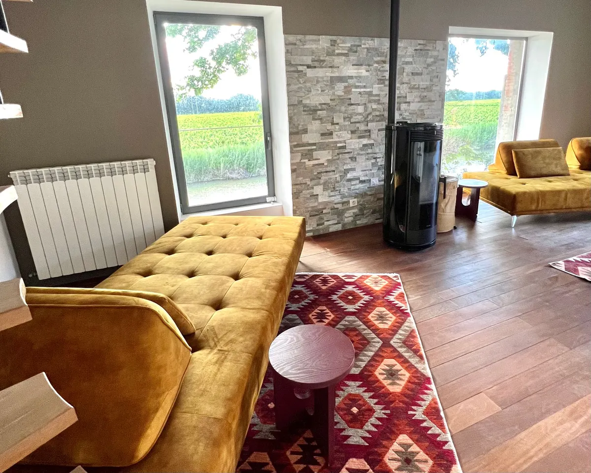 Wohnbereich des Penthouse mit Wohnzimmer, Galerie, Küche und Esszimmer — Bild 3