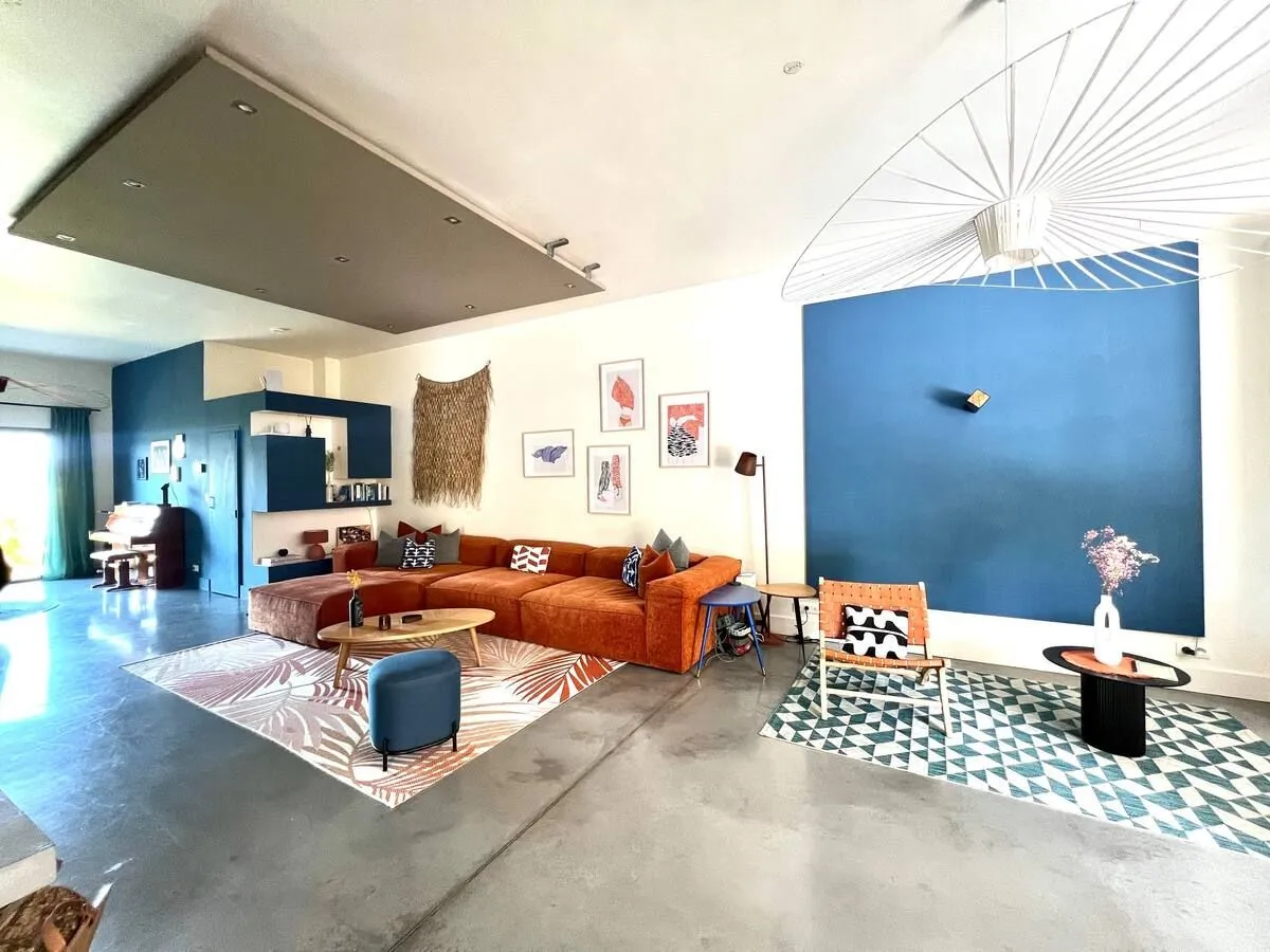 Wohnbereich im Weinkeller mit Weinfass-Esszimmer und Klavier-Ecke — Bild 3