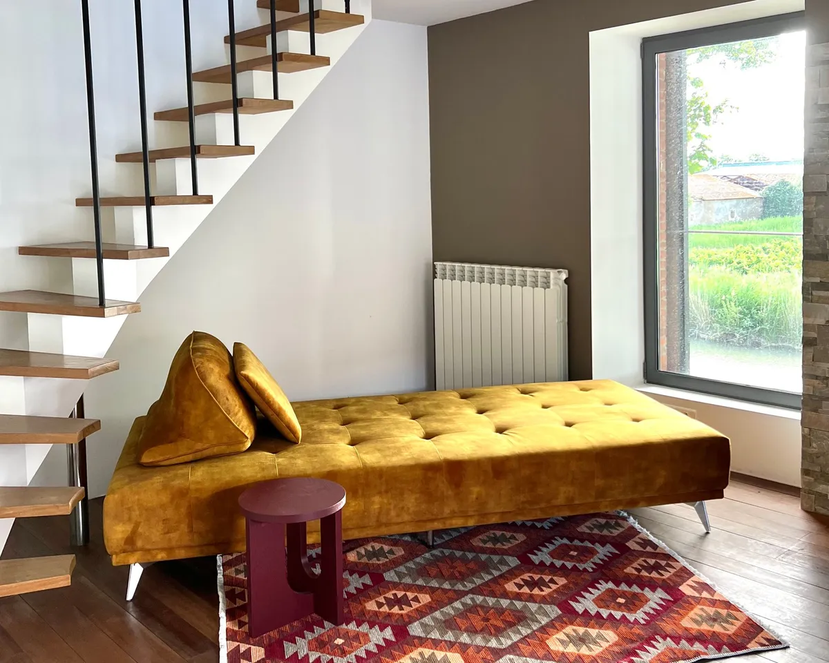 Wohnbereich des Penthouse mit Wohnzimmer, Galerie, Küche und Esszimmer — Bild 4