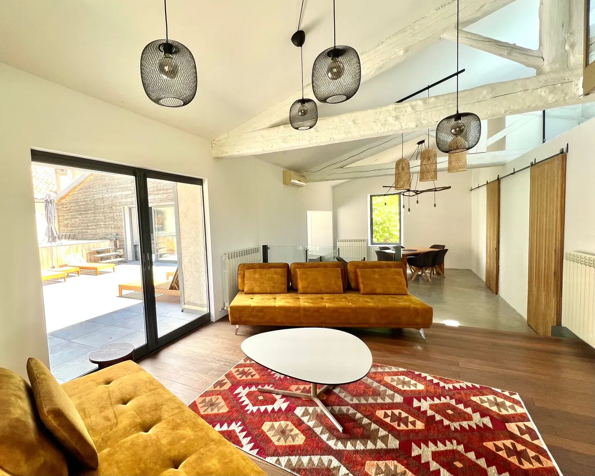 Wohnbereich des Penthouse mit Wohnzimmer, Galerie, Küche und Esszimmer — Bild 5