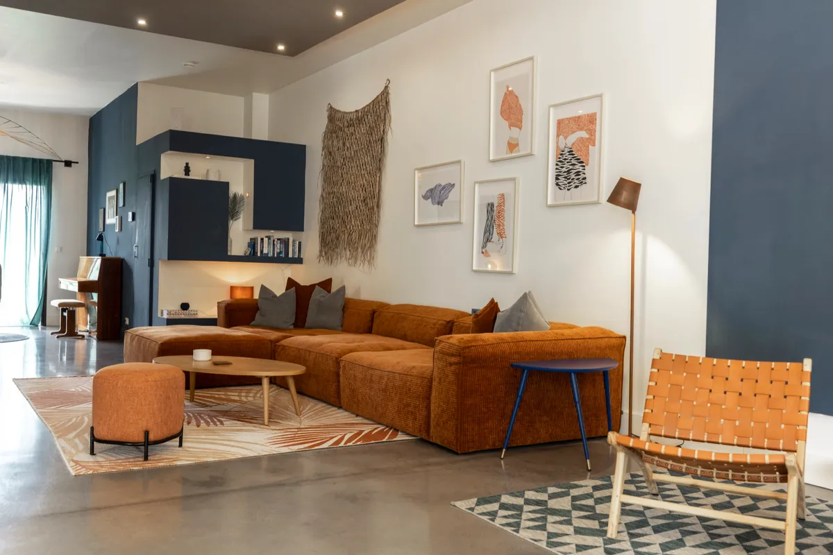 Wohnbereich im Weinkeller mit Weinfass-Esszimmer und Klavier-Ecke — Bild 4