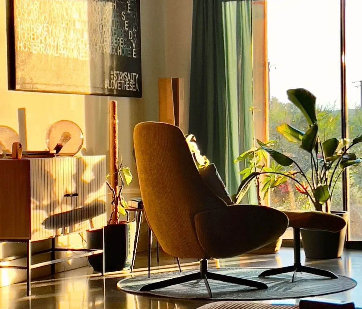 Wohnbereich im Weinkeller mit Weinfass-Esszimmer und Klavier-Ecke — Bild 5