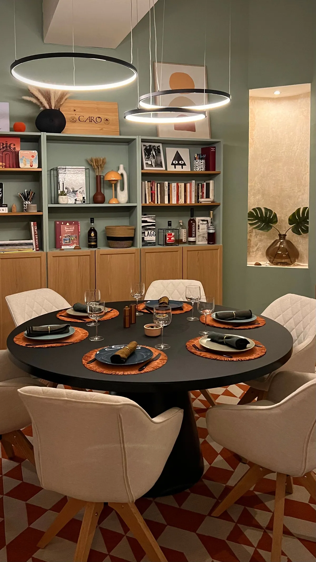 Wohnbereich im Weinkeller mit Weinfass-Esszimmer und Klavier-Ecke — Bild 6