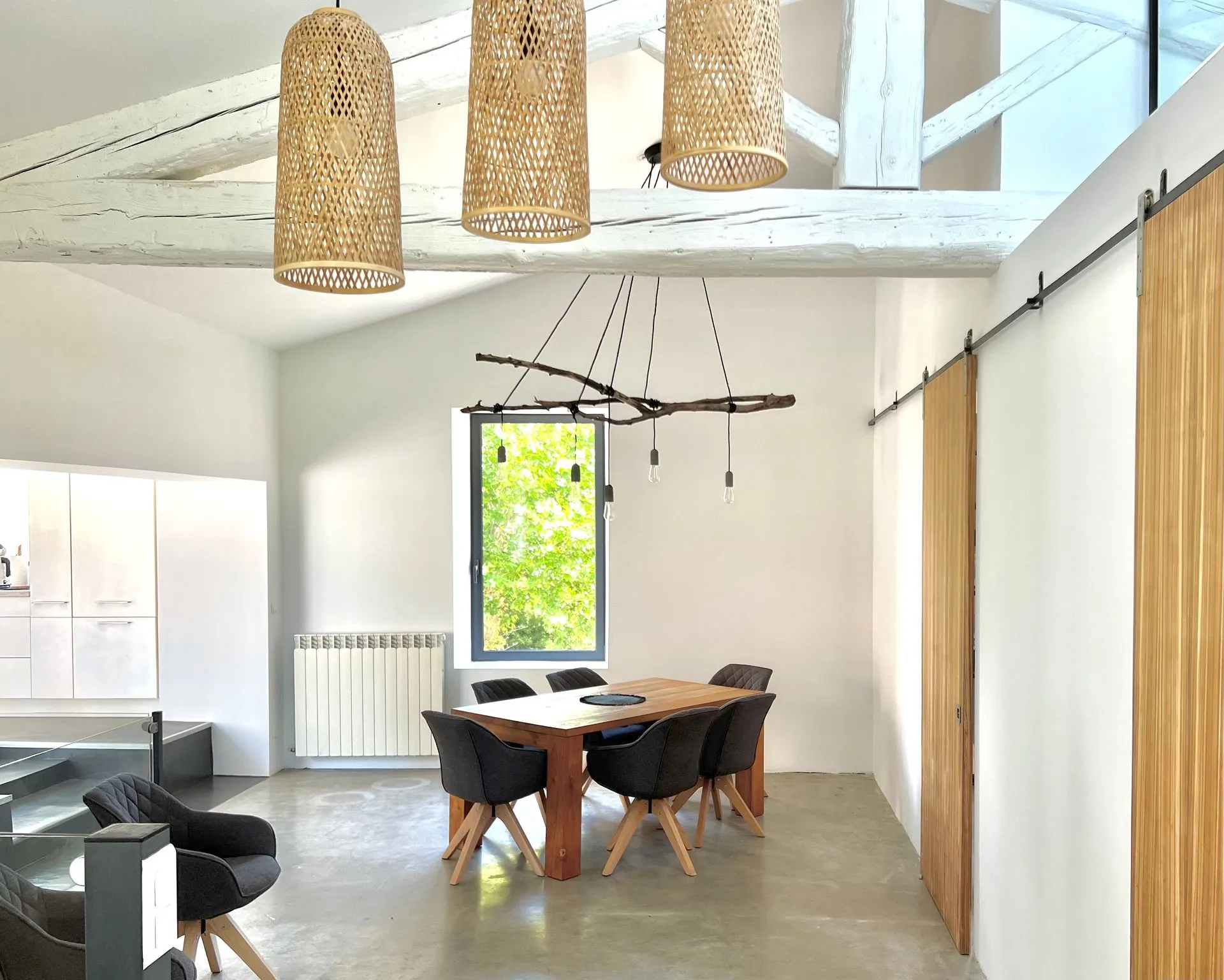 Wohnbereich des Penthouse mit Wohnzimmer, Galerie, Küche und Esszimmer — Bild 6