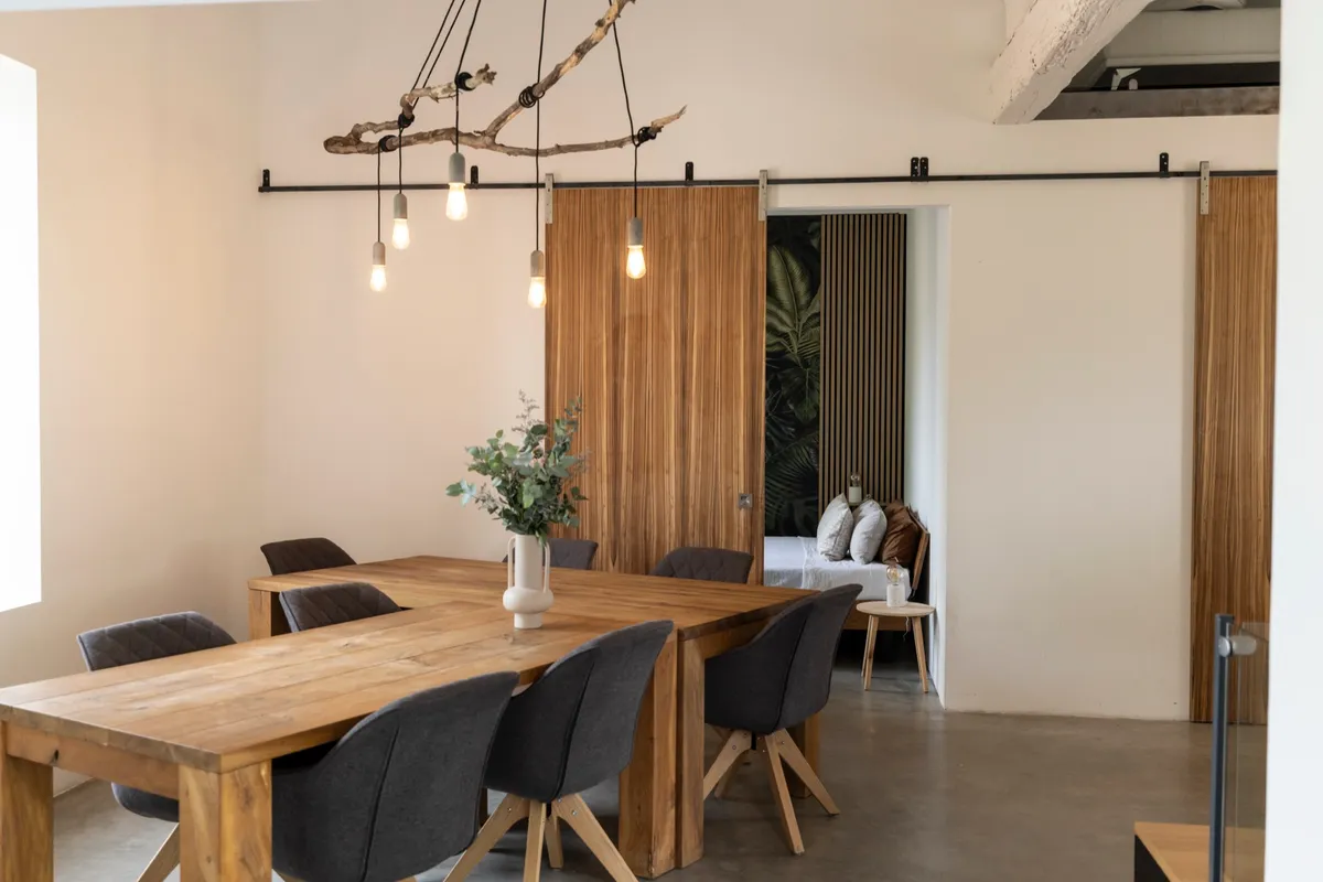 Wohnbereich des Penthouse mit Wohnzimmer, Galerie, Küche und Esszimmer — Bild 6