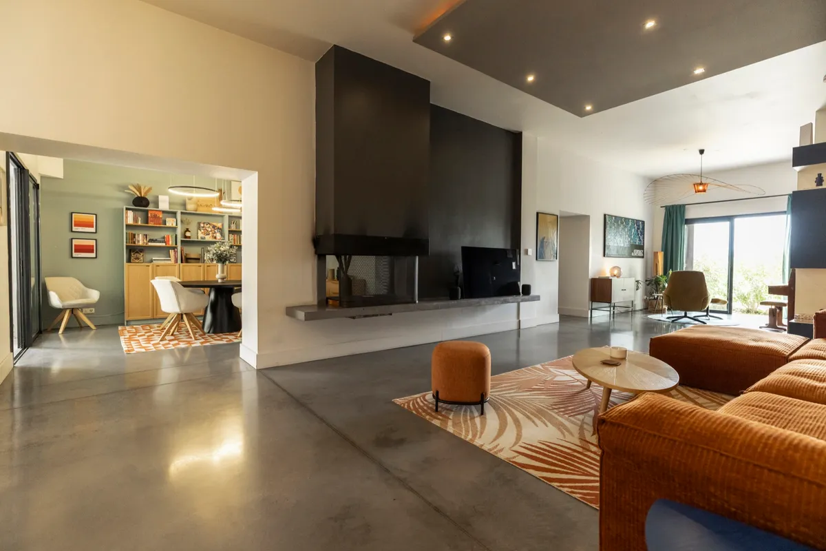 Wohnbereich im Weinkeller mit Weinfass-Esszimmer und Klavier-Ecke — Bild 7