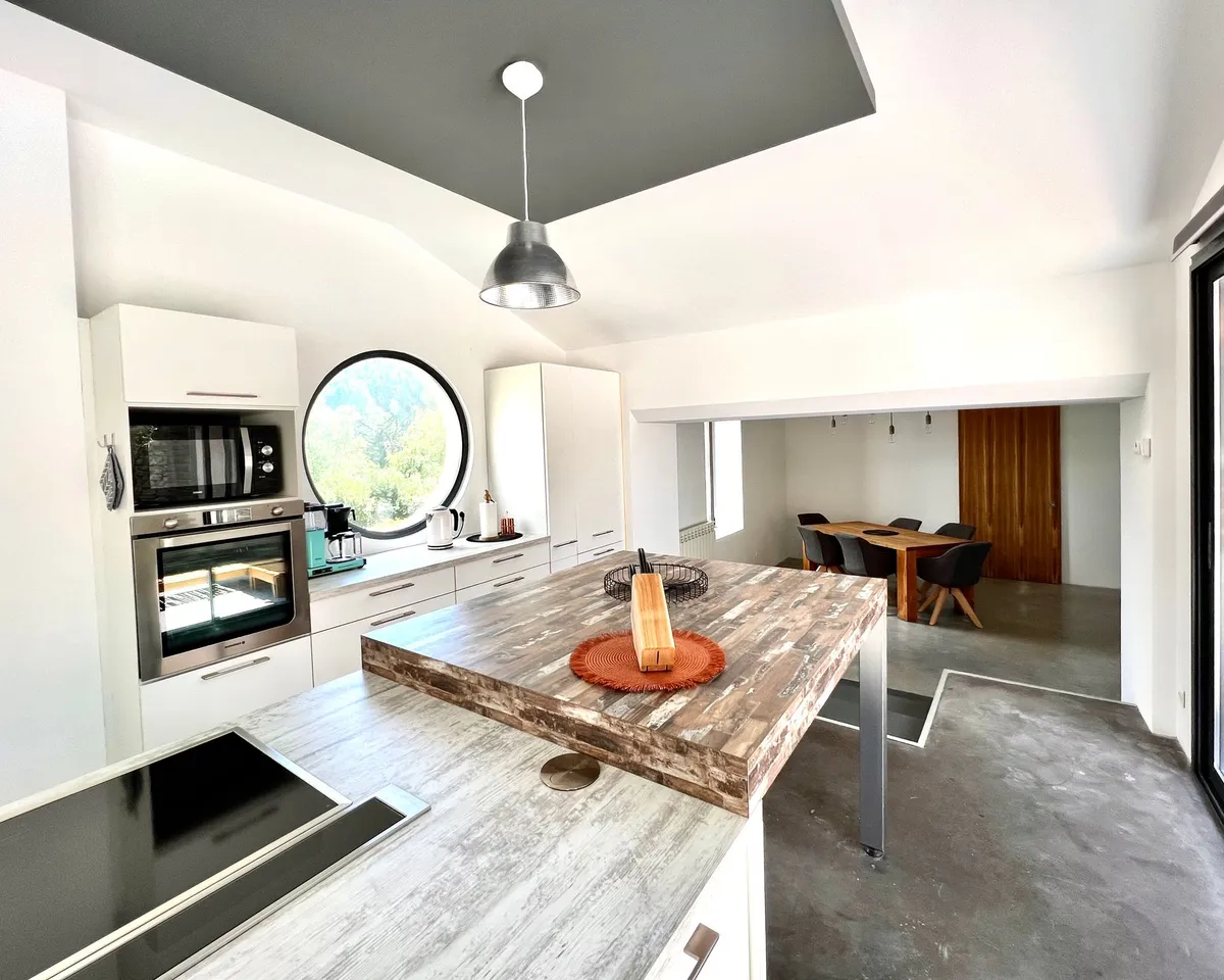 Wohnbereich des Penthouse mit Wohnzimmer, Galerie, Küche und Esszimmer — Bild 7