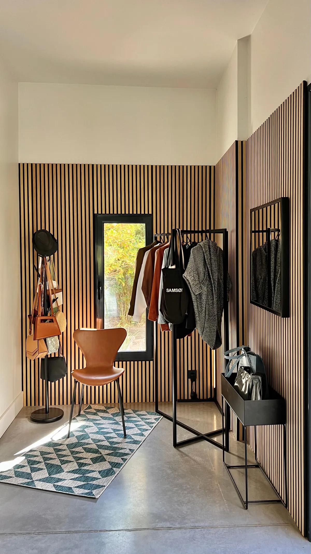 Wohnbereich im Weinkeller mit Weinfass-Esszimmer und Klavier-Ecke — Bild 8