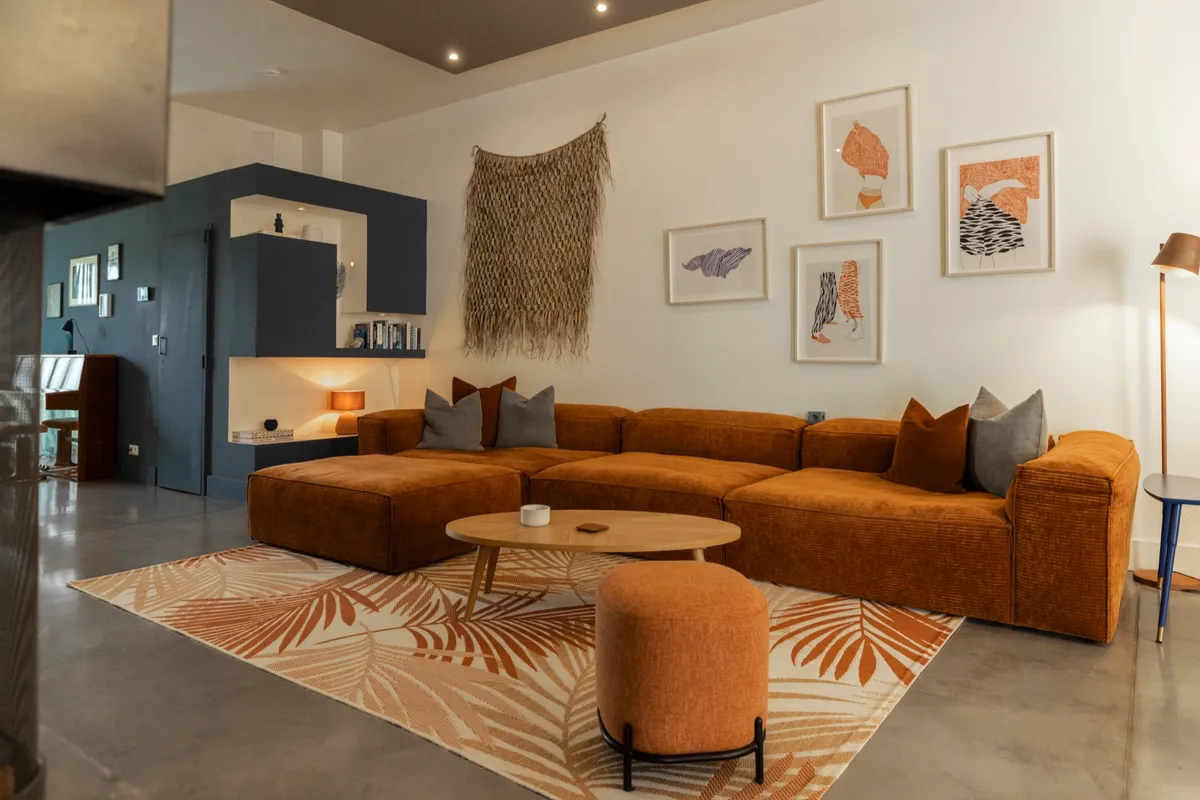 Wohnbereich im Weinkeller mit Weinfass-Esszimmer und Klavier-Ecke — Bild 9