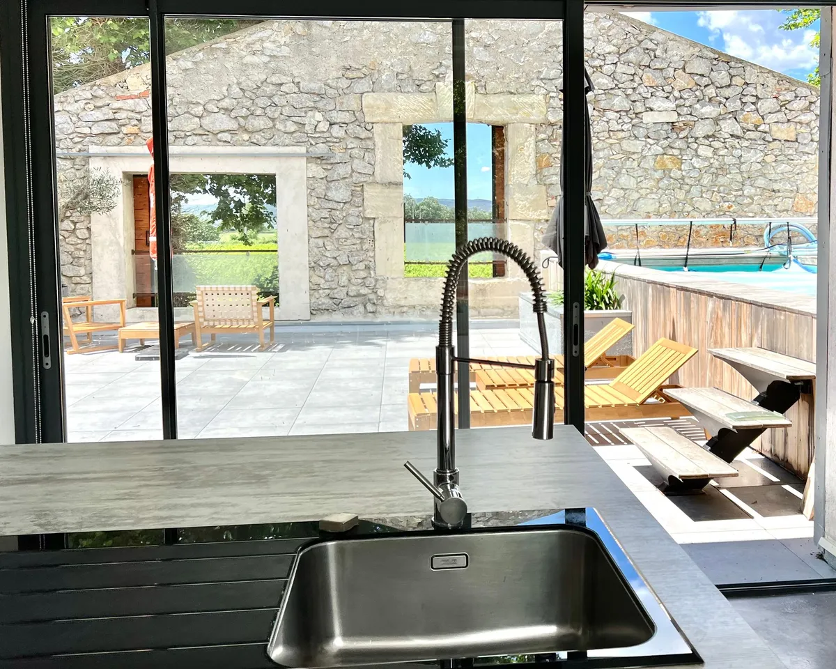 Wohnbereich des Penthouse mit Wohnzimmer, Galerie, Küche und Esszimmer — Bild 8