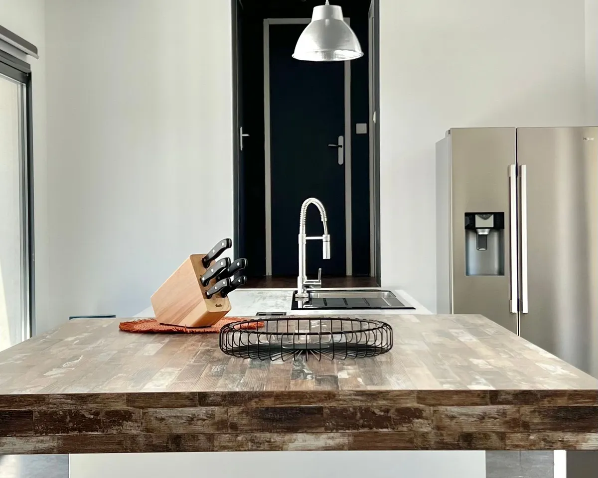 Wohnbereich des Penthouse mit Wohnzimmer, Galerie, Küche und Esszimmer — Bild 9