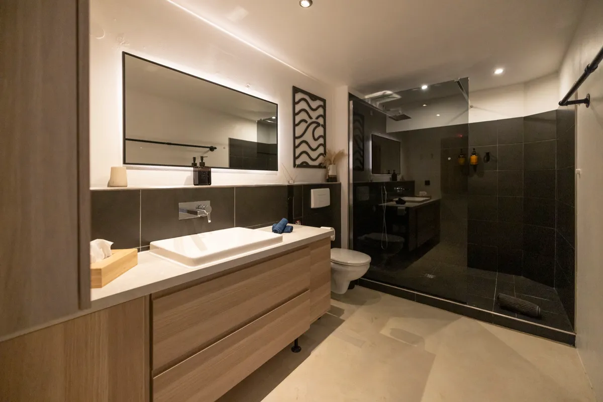 Bäder des Masterpiece mit Walk-in-Duschen — Bild 1