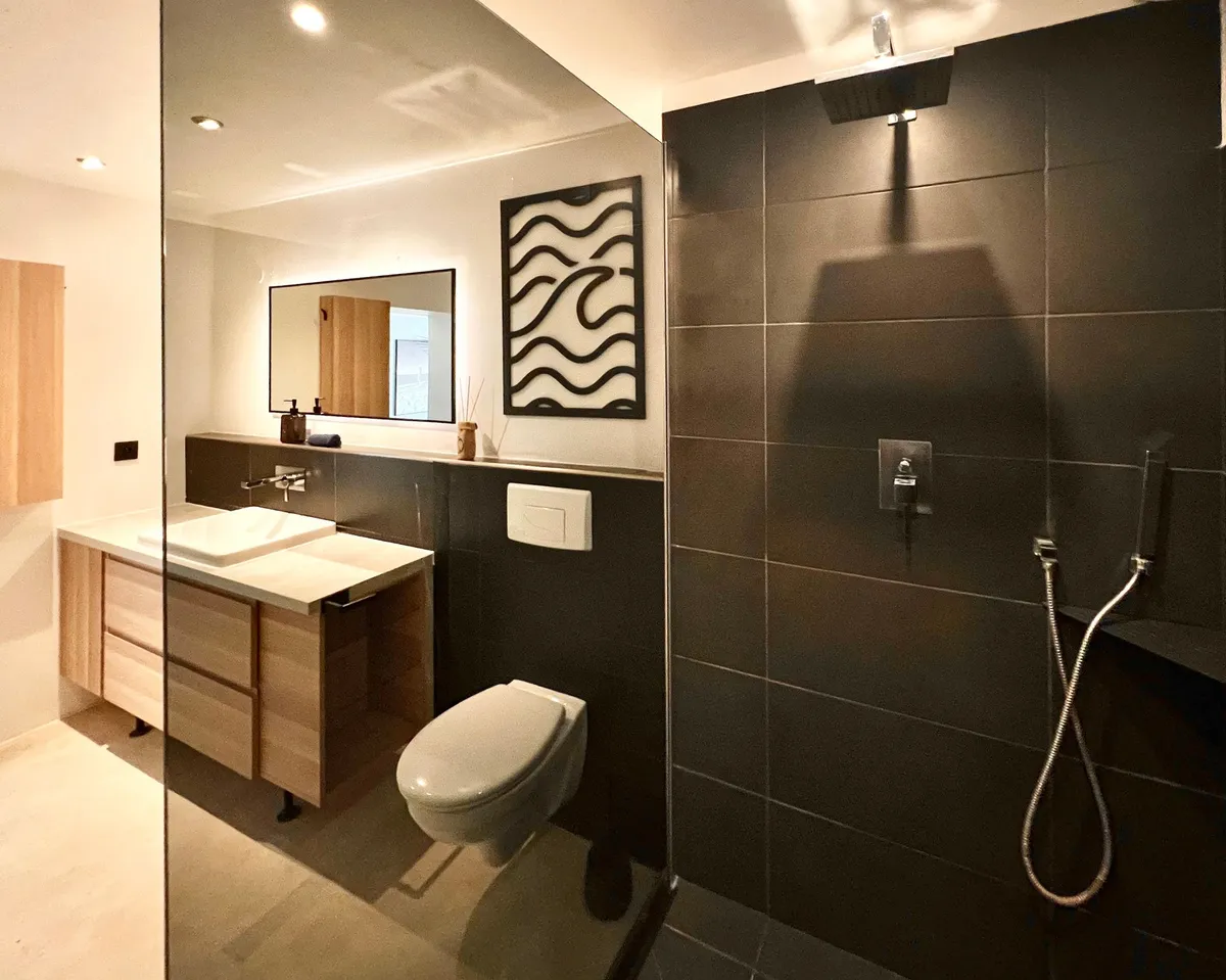 Bäder des Masterpiece mit Walk-in-Duschen — Bild 2
