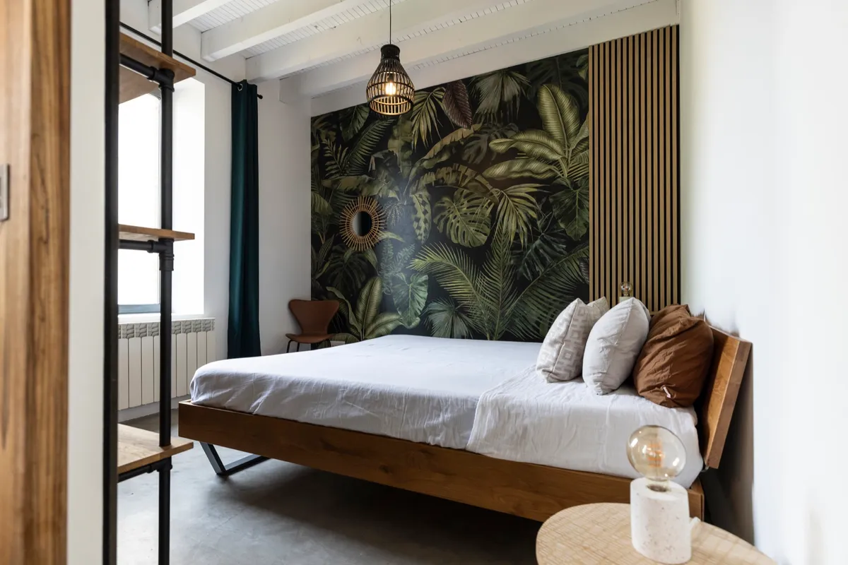 Jungle-Zimmer mit Dschungel-Tapete und Kingsize-Bett — Bild 1