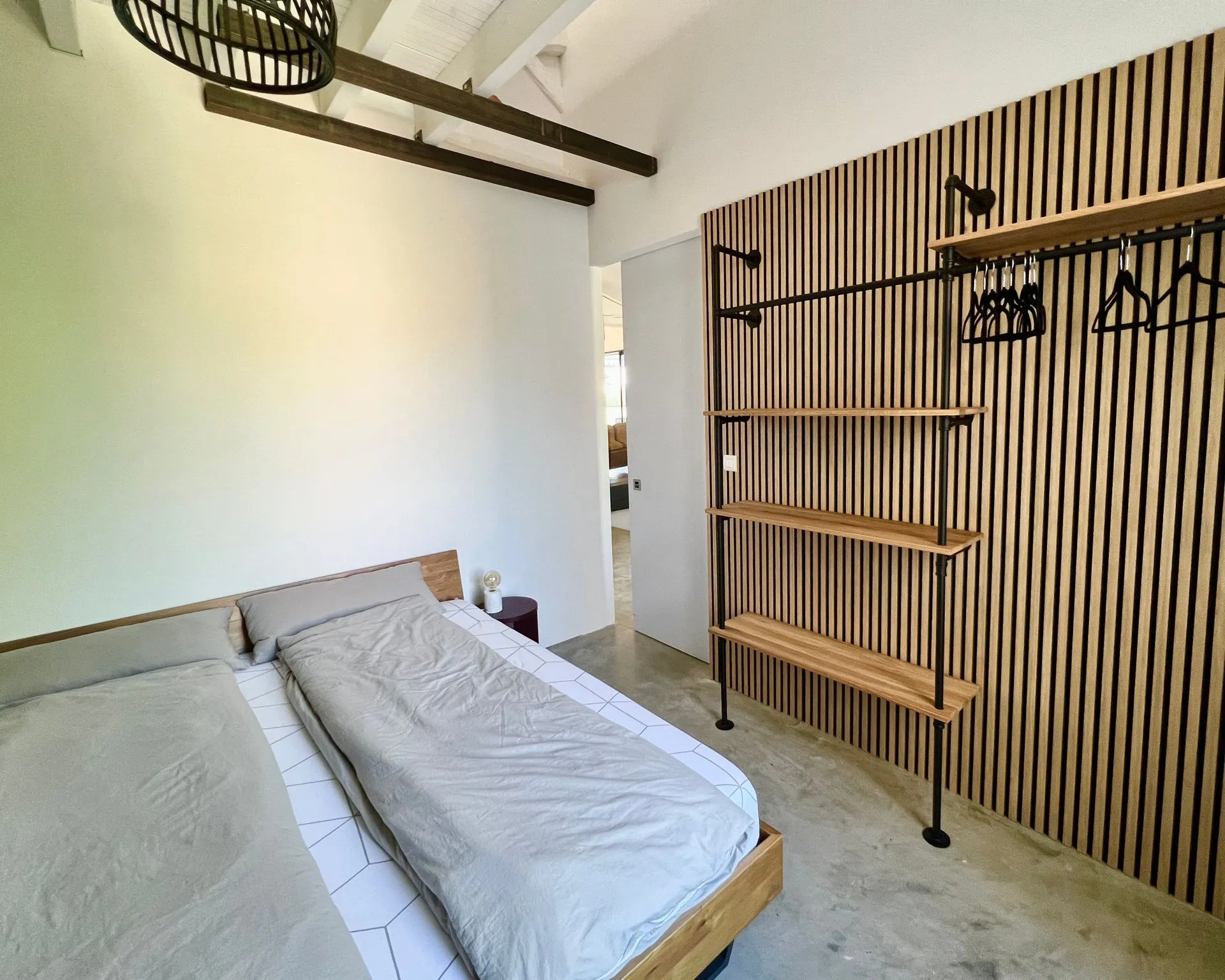 Jungle-Zimmer mit Dschungel-Tapete und Kingsize-Bett — Bild 2