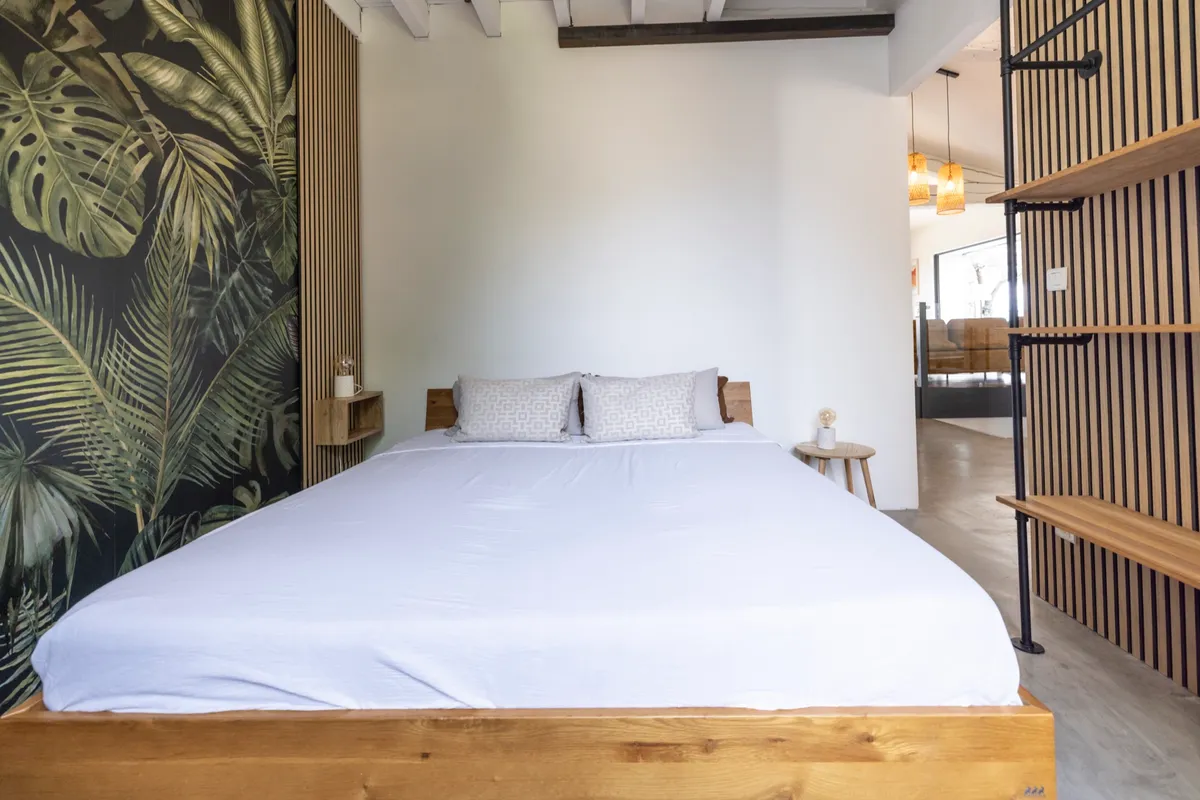 Jungle-Zimmer mit Dschungel-Tapete und Kingsize-Bett — Bild 2