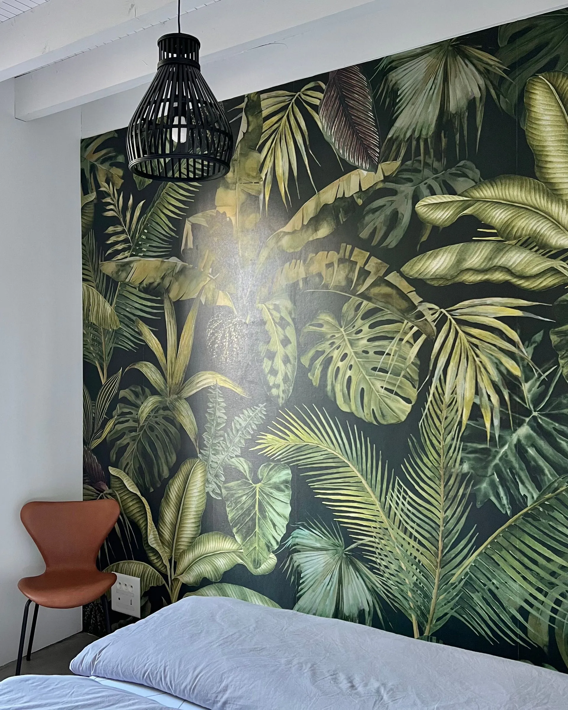 Jungle-Zimmer mit Dschungel-Tapete und Kingsize-Bett — Bild 3