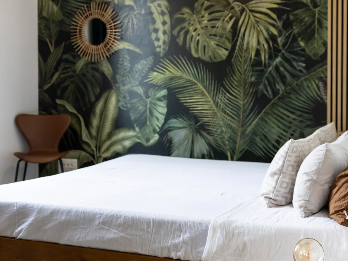 Jungle-Zimmer mit Dschungel-Tapete und Kingsize-Bett — Bild 3