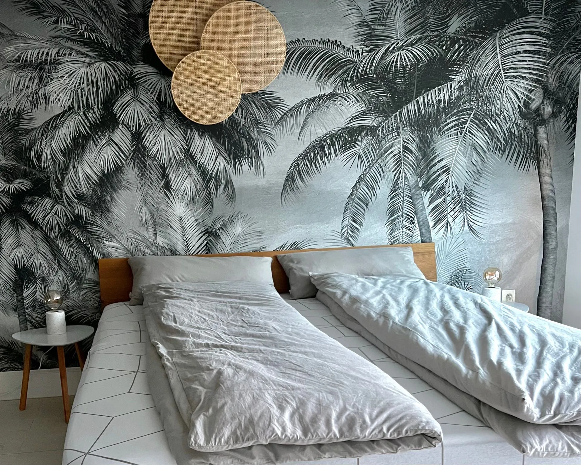 Beach-Zimmer mit Palmen-Tapete, Kingsize-Bett und Mezzanine — Bild 1