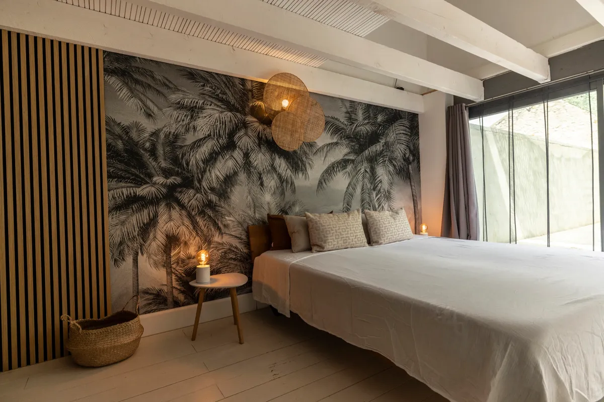 Beach-Zimmer mit Palmen-Tapete, Kingsize-Bett und Mezzanine — Bild 1