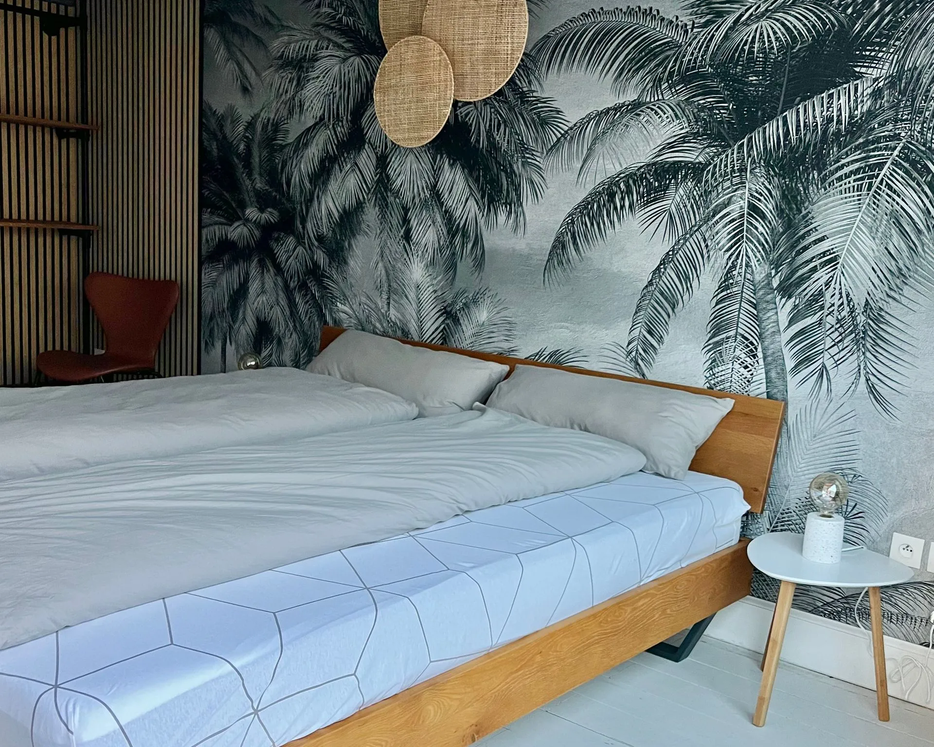 Beach-Zimmer mit Palmen-Tapete, Kingsize-Bett und Mezzanine — Bild 2