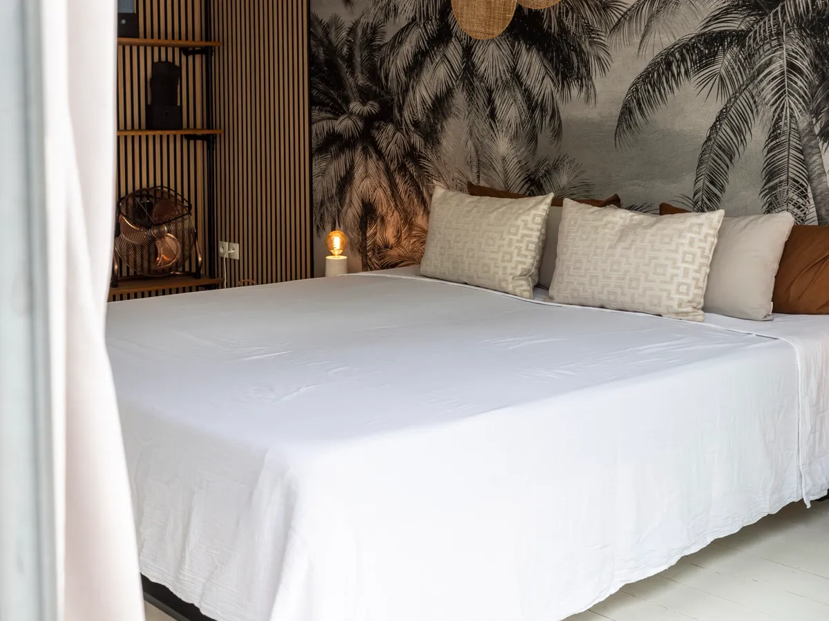Beach-Zimmer mit Palmen-Tapete, Kingsize-Bett und Mezzanine — Bild 2