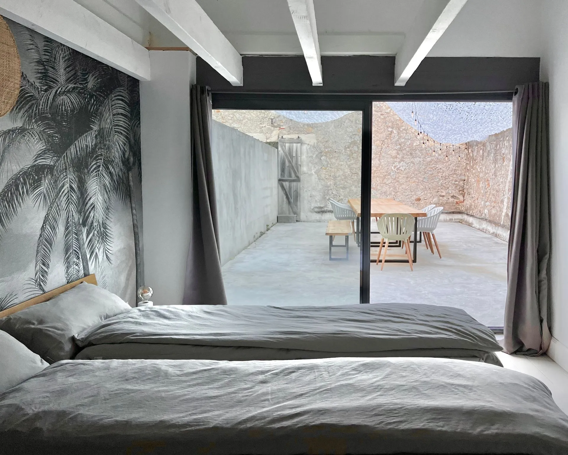 Beach-Zimmer mit Palmen-Tapete, Kingsize-Bett und Mezzanine — Bild 3