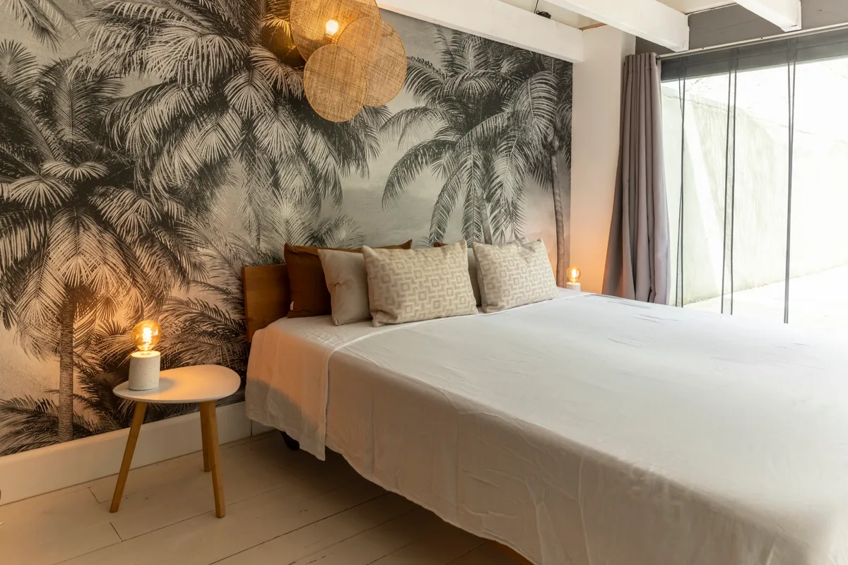 Beach-Zimmer mit Palmen-Tapete, Kingsize-Bett und Mezzanine — Bild 3
