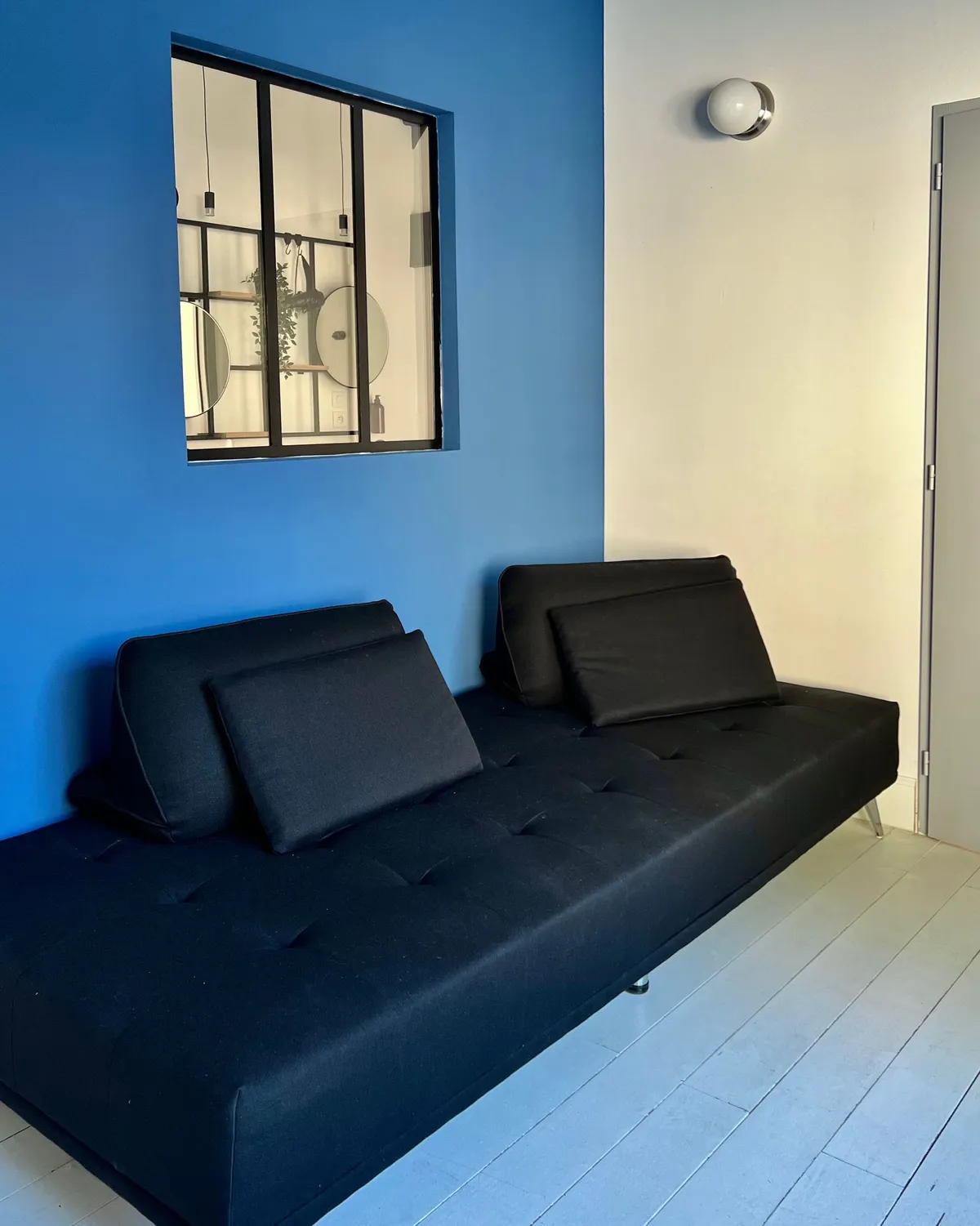 Nest-Zimmer mit Schlafcouch und Blick auf den Pool — Bild 1