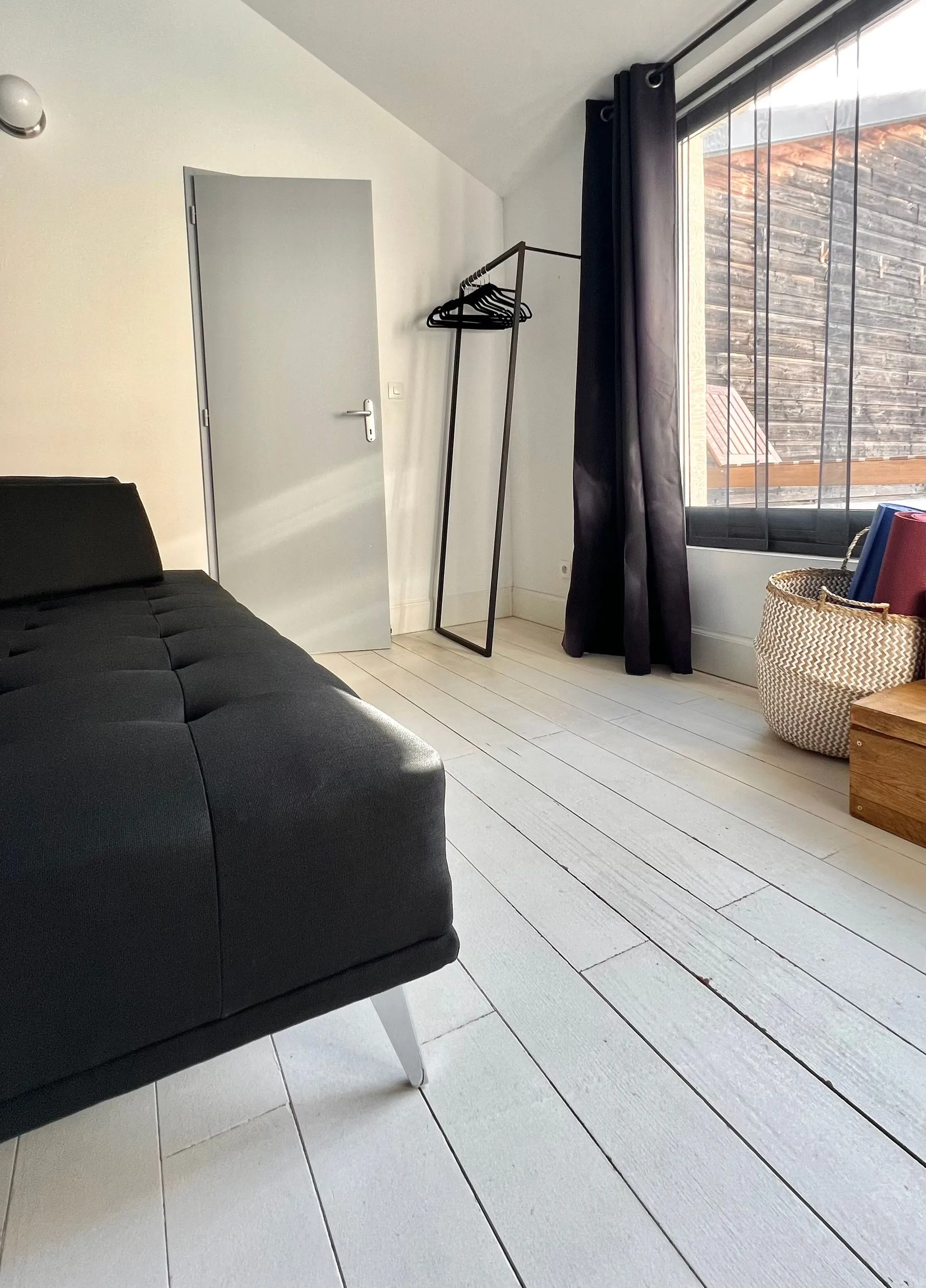 Nest-Zimmer mit Schlafcouch und Blick auf den Pool — Bild 2
