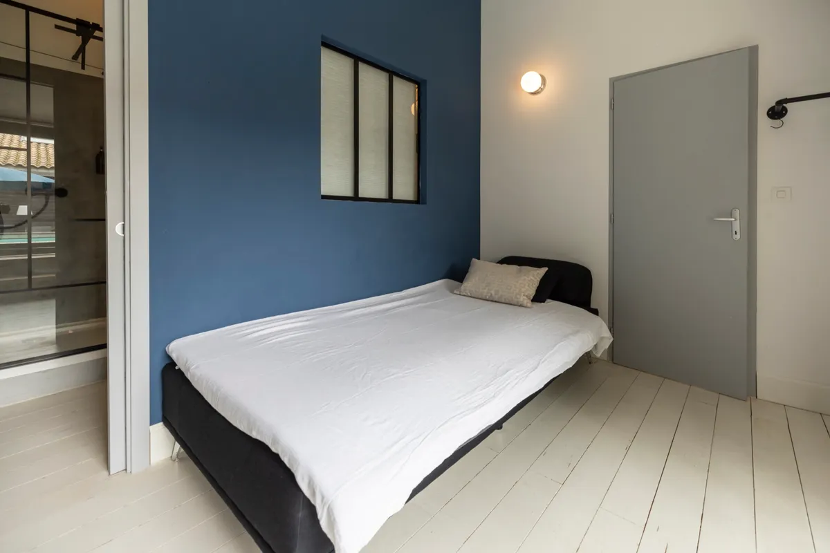 Nest-Zimmer mit Schlafcouch und Blick auf den Pool — Bild 2