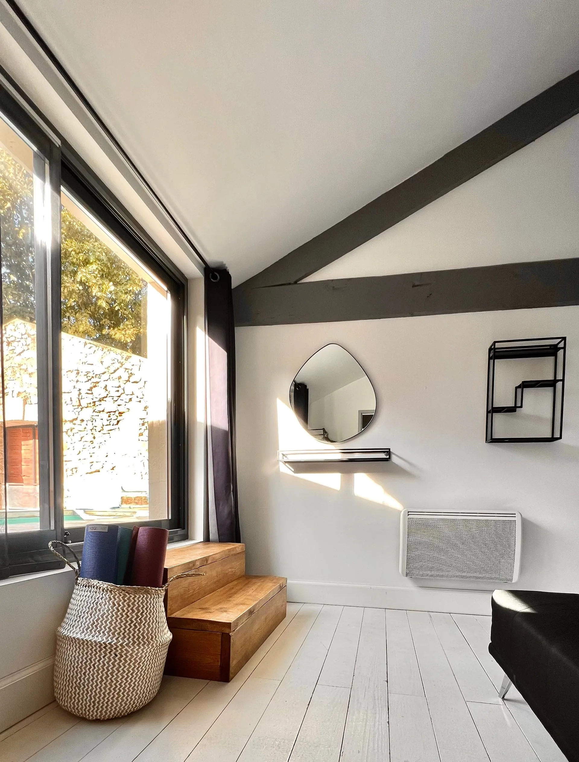 Nest-Zimmer mit Schlafcouch und Blick auf den Pool — Bild 3
