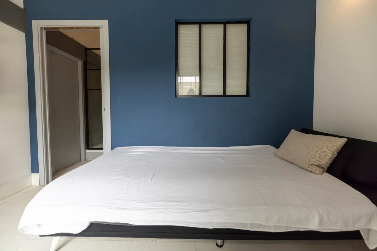 Nest-Zimmer mit Schlafcouch und Blick auf den Pool — Bild 3