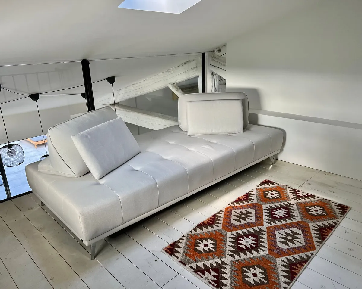 Galerie über dem Wohnzimmer mit zwei Sofas — Bild 1