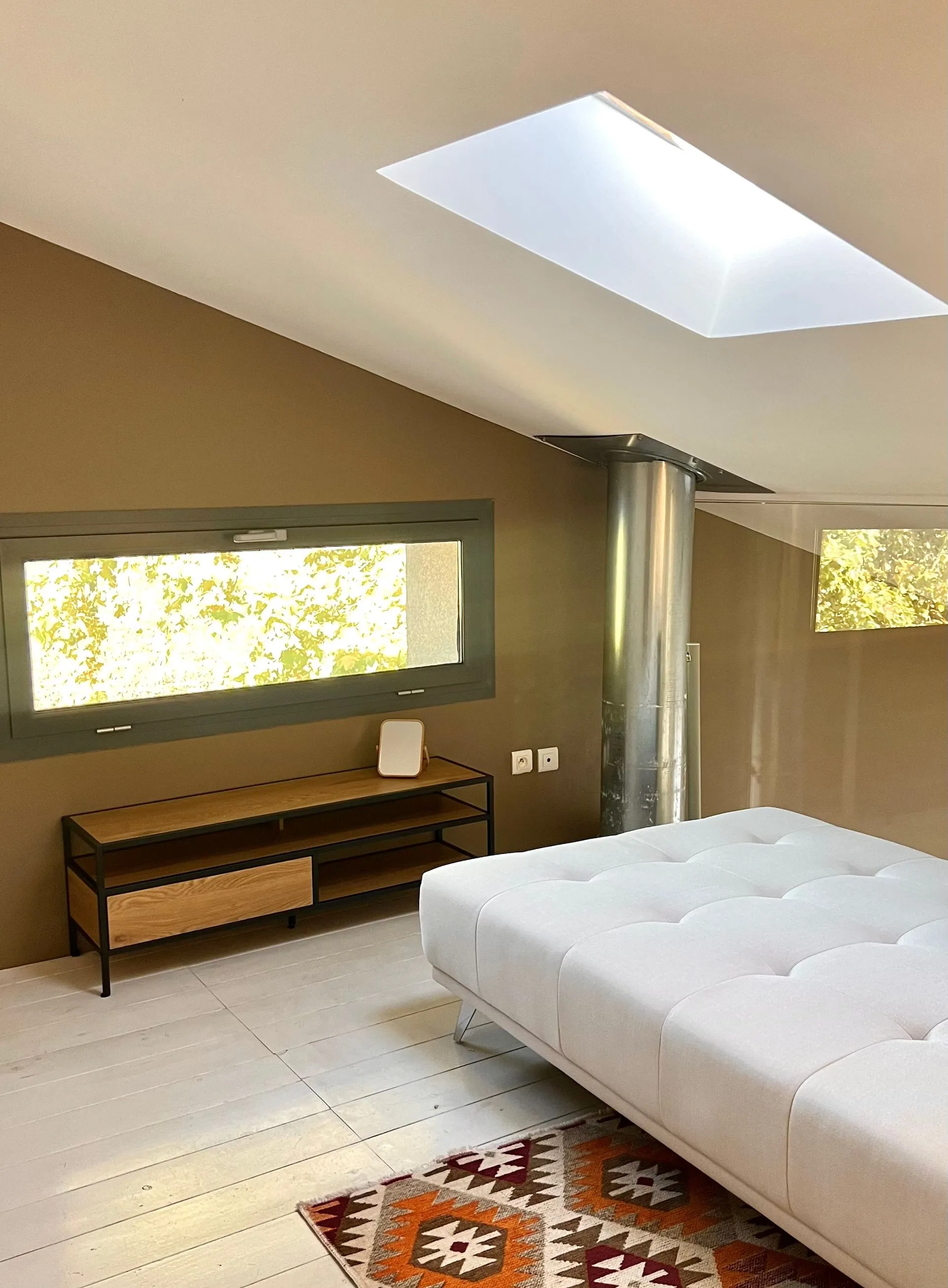 Galerie über dem Wohnzimmer mit zwei Sofas — Bild 2
