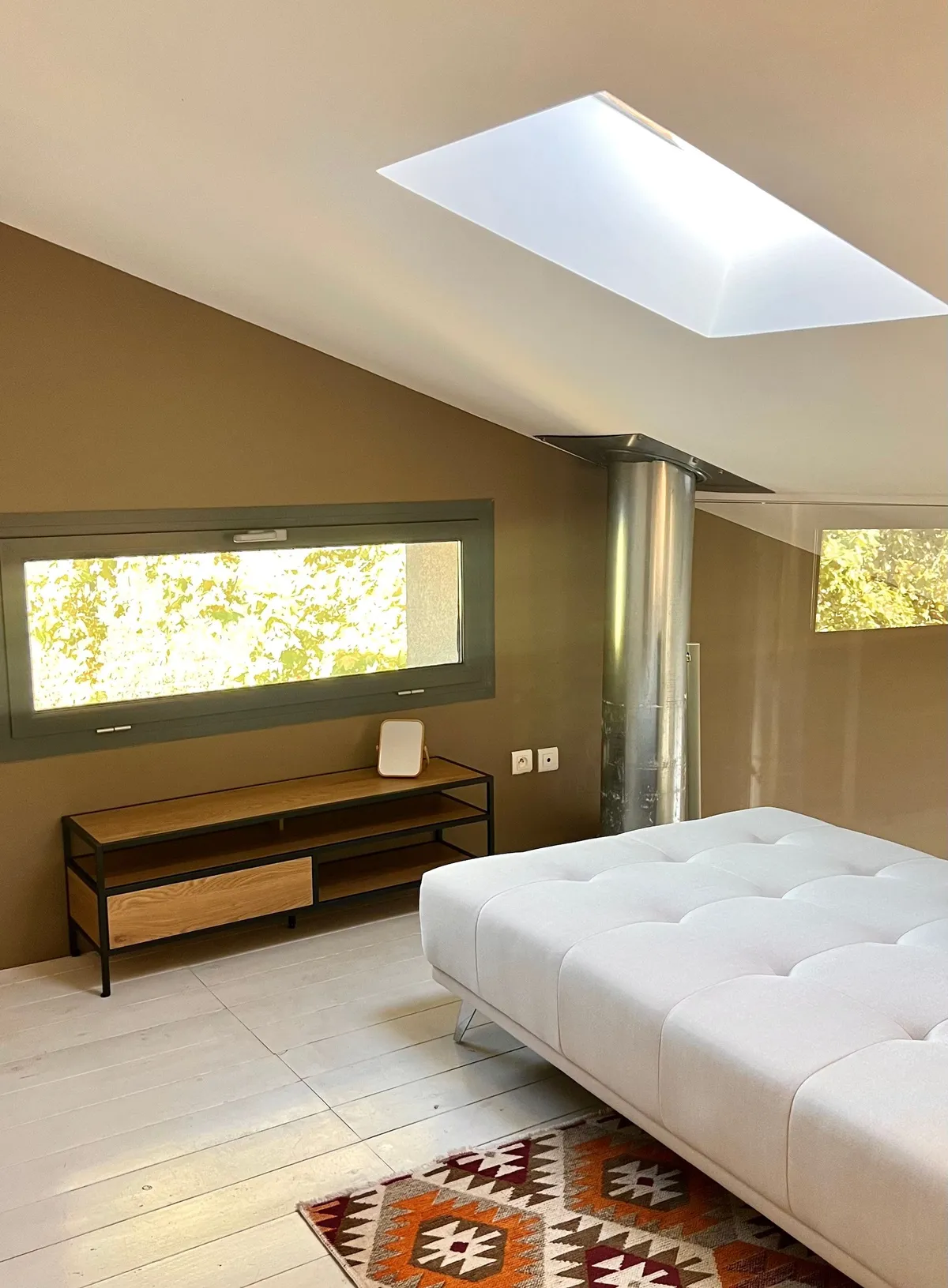 Galerie über dem Wohnzimmer mit zwei Sofas — Bild 2