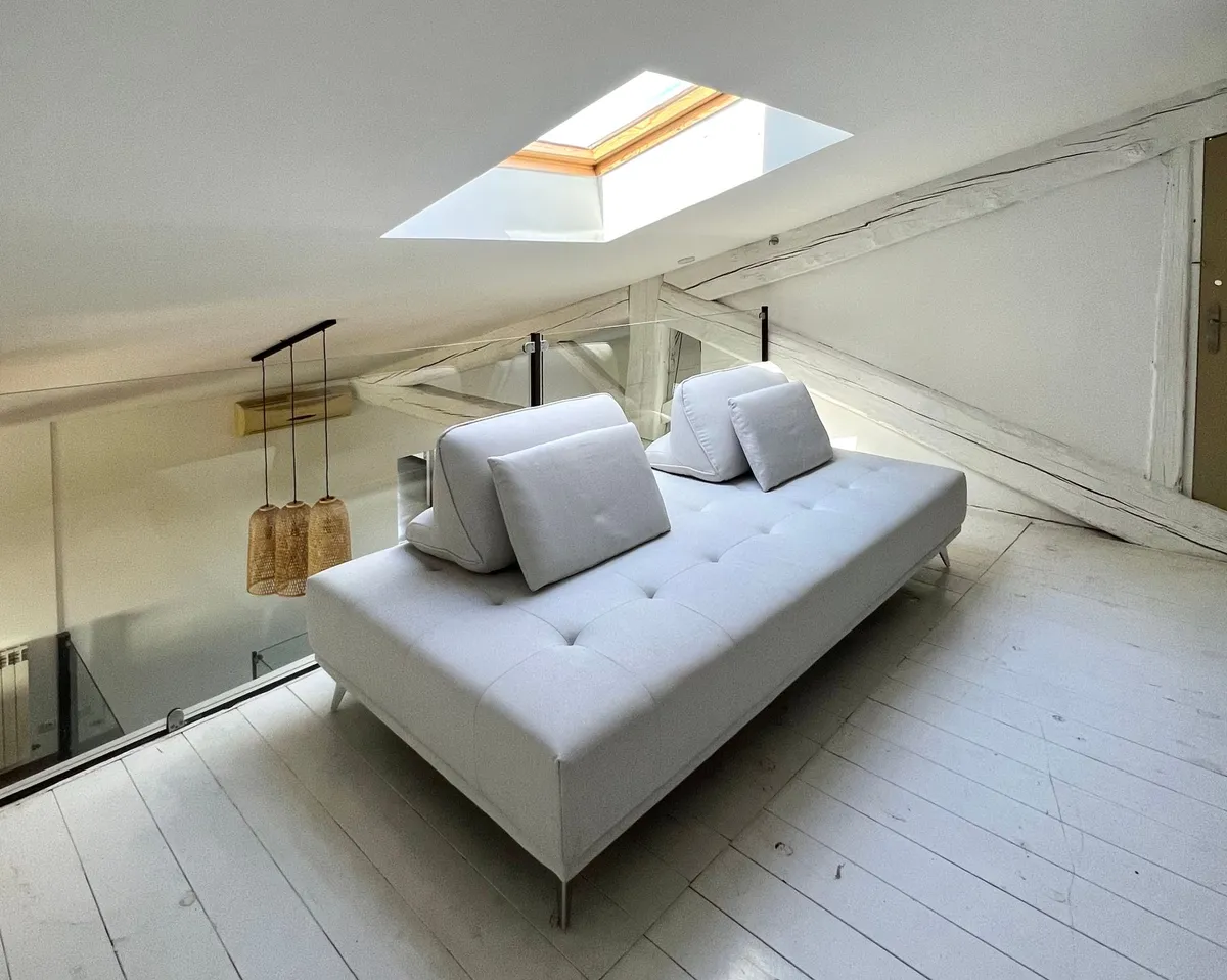 Galerie über dem Wohnzimmer mit zwei Sofas — Bild 3