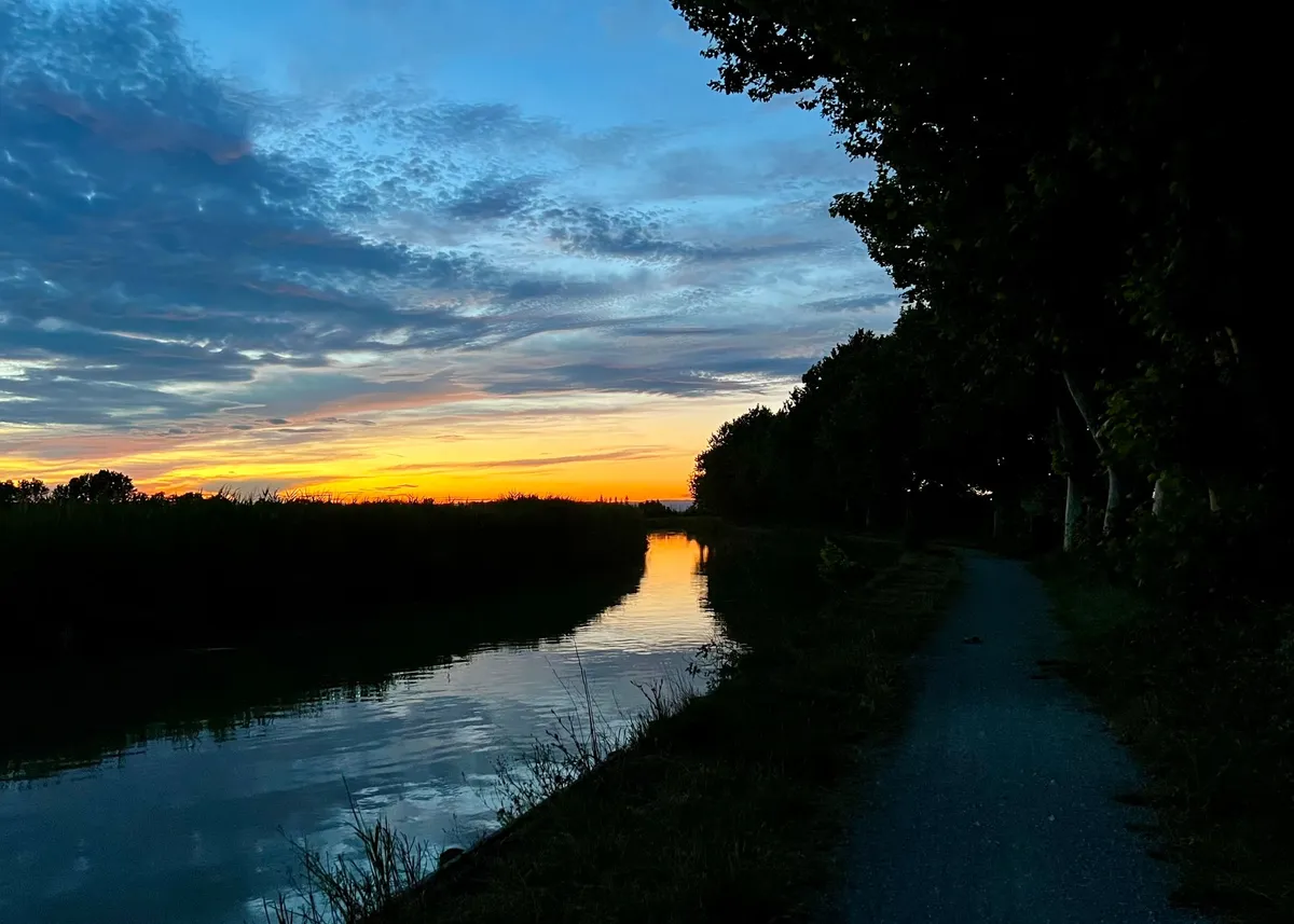 Ausblicke auf Canal de la Robine, Weinberge und Sonnenuntergang — Bild 3