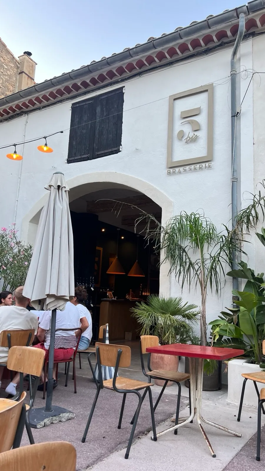 Der Eingang der Brasserie 5bis in La Palme mit Terrasse und Palmen