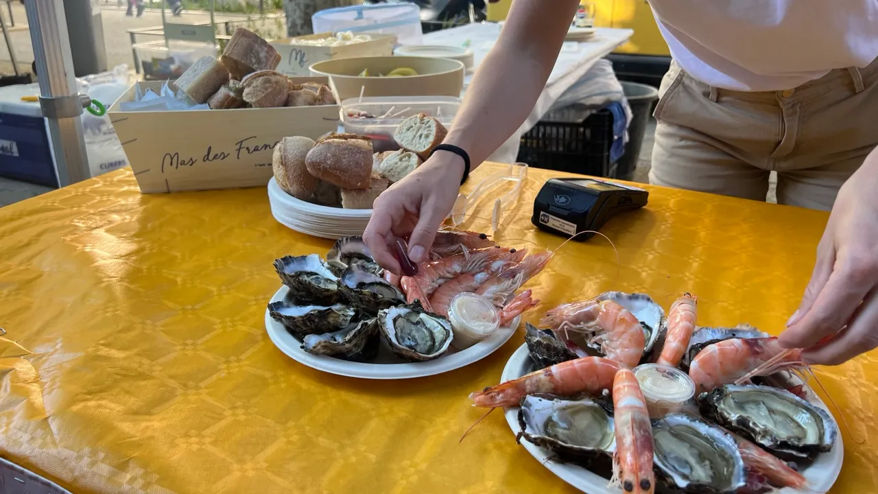 Austern- und Gambas-Teller an einem Stand der Jeudis de Béziers