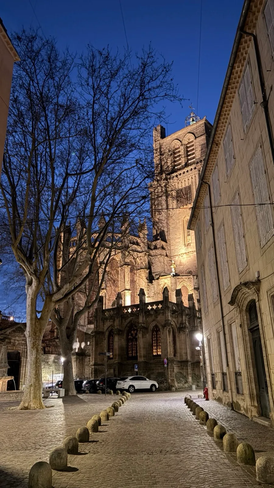 Die angestrahlte Kathedrale Saint-Nazaire in Béziers zur blauen Stunde