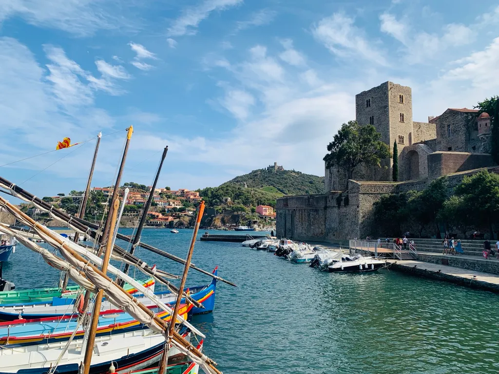Der Hafen von Collioure mit bunten Katalanenbooten vor dem Château Royal