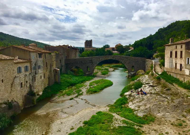 Die alte Steinbrücke von Lagrasse mit dem Turm der Abtei