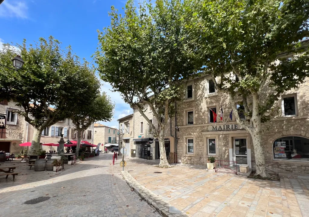 Der Platz von Peyriac-de-Mer mit Platanen, Brunnen und der Mairie