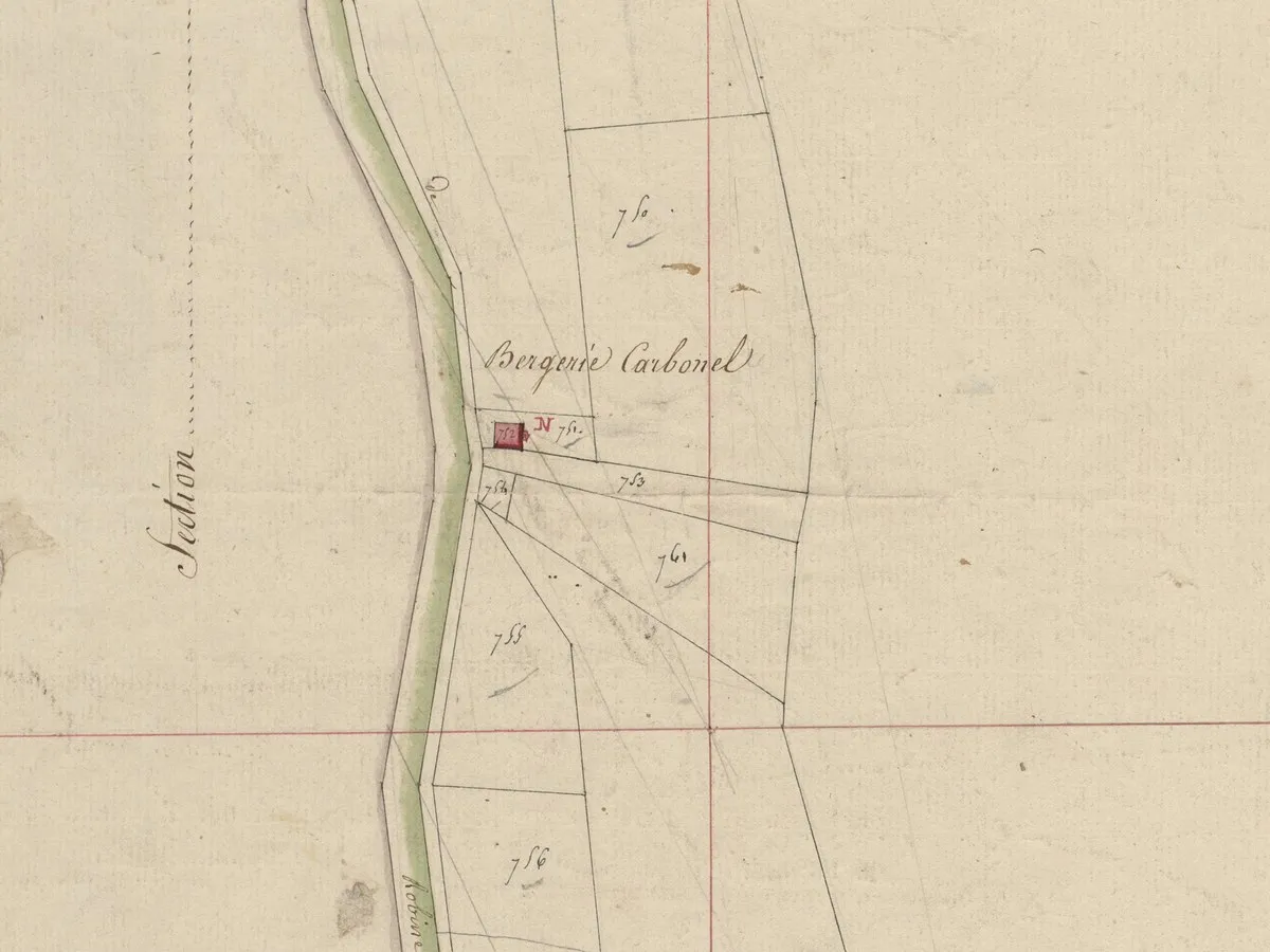 Ausschnitt des handgezeichneten Katasterplans von 1825: die grün angelegte Robine mit dem Treidelpfad, daneben ein kleines rotes Gebäude mit der Nummer 752 und der Beschriftung „Bergerie Carbonel“, ringsum nummerierte Parzellen